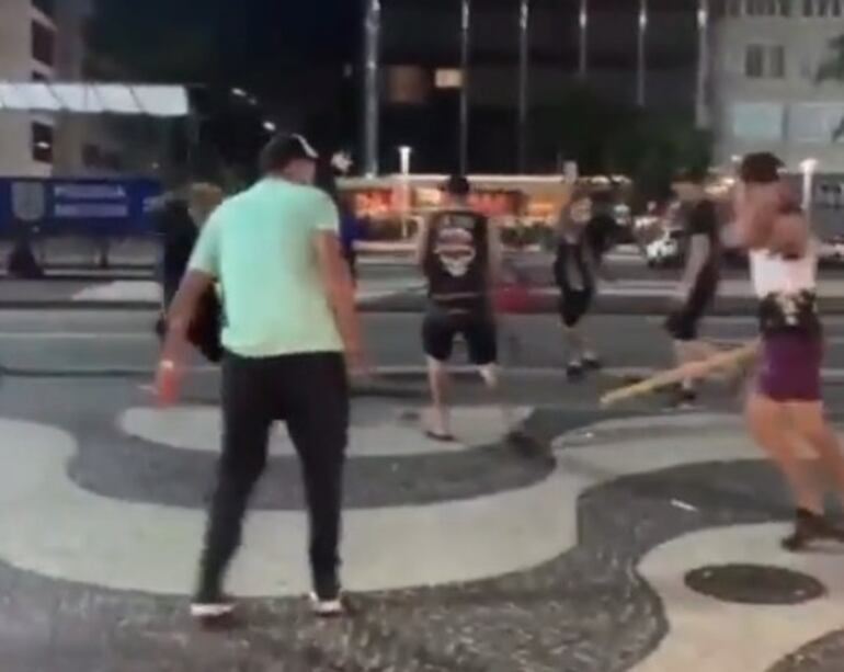 Los barras de Olimpia en la batalla campal con los torcedores de Flamengo.