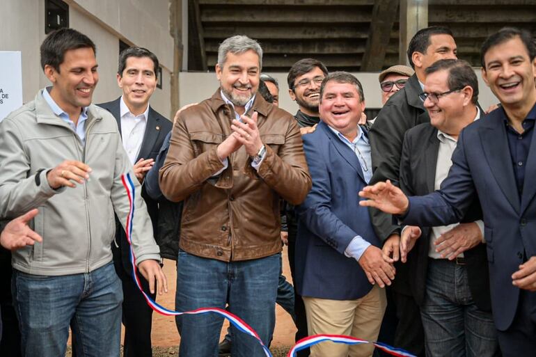 Mario Abdo Benítez (c) y Silvio Ovelar (1° de la der.) ayer en la ciudad de Caaguazú.