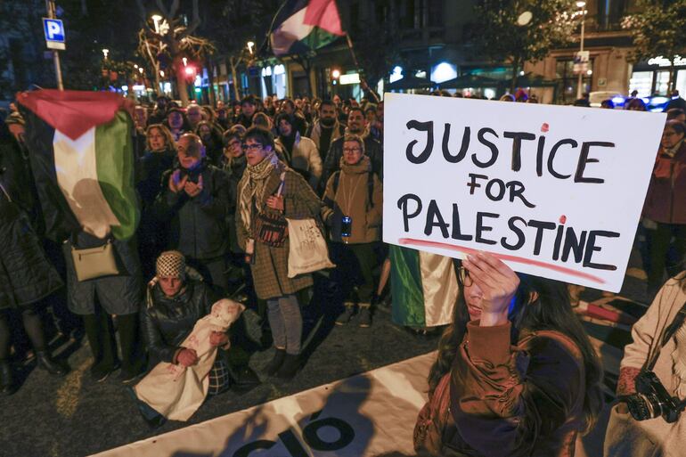 BARCELONA, 11/01/2024.- Un centenar de personas se manifiestan ante la Delegación del Gobierno en Barcelona para recordar al Gobierno español la obligación del Estado de aplicar todas las mesuras necesarias para prevenir y parar el genocidio y exigir que se sume a la acusación de Sudáfrica. EFE/ Quique García
