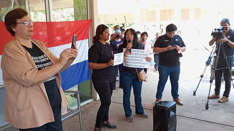 Pacientes reclamaron la falta de medicamentos, y dieron un ultimátum al nuevo director del incan.