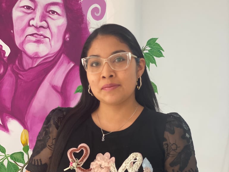 “Cuando pienso en los pasos que tuvo que haber dado mi abuela para lograr grandes proyectos hace que valore mi propio proceso de crecimiento continuo” dijo Gina Benítez Pintos, nieta de la activista Susana de Pintos quien aparece de fondo en el mural.