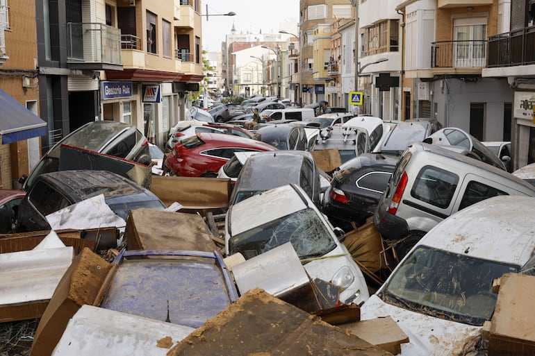 Imagen ilustrativa: vehículos amontonados en una calle tras las intensas lluvias de la fuerte dana que afecta especialmente el sur y el este de la península ibérica, este miércoles en Sedaví, Valencia.