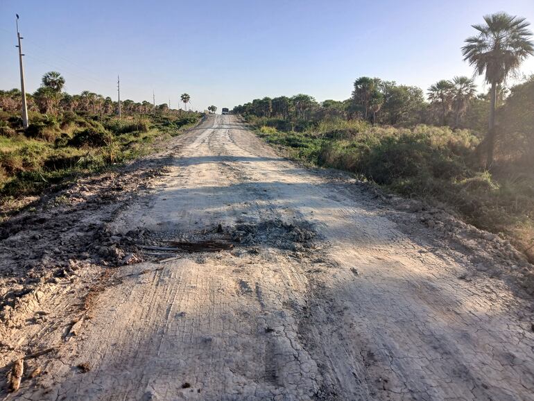 Gran parte del camino que conduce a Fuerte Olimpo se encuentra en precario estado.