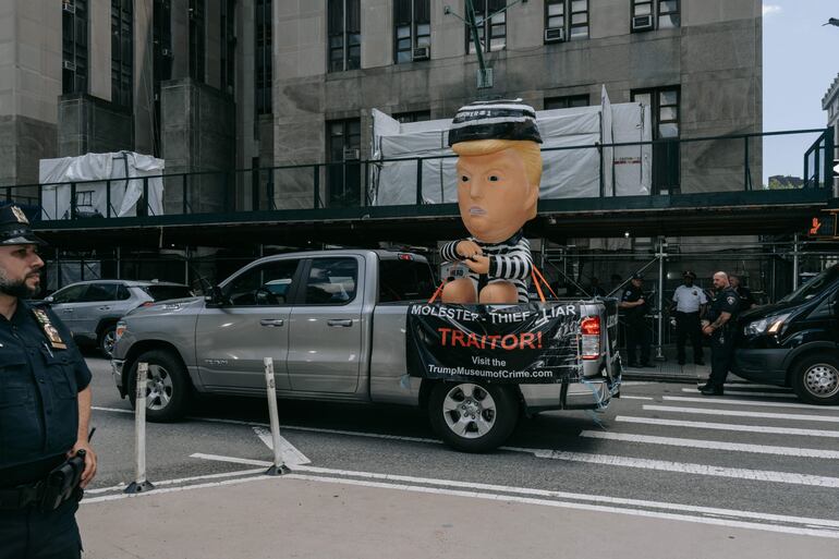 Un globo inflable que representa a Donald Trump con ropa de prisionero es paseado por las calles de Manhattan. 