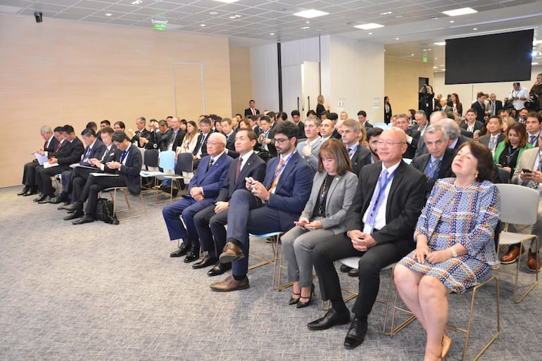 Participantes del Foro de negocios Paraguay - Japón 2024, desarollado en el edificio Toyotoshi, con presencia del primer ministro del Japón, Kishida Fumio y el presidente Santiago Peña.