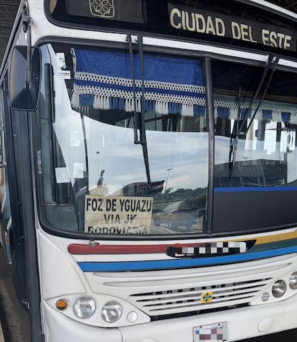 El bus paraguayo quedó incautado en la Receita Federal.