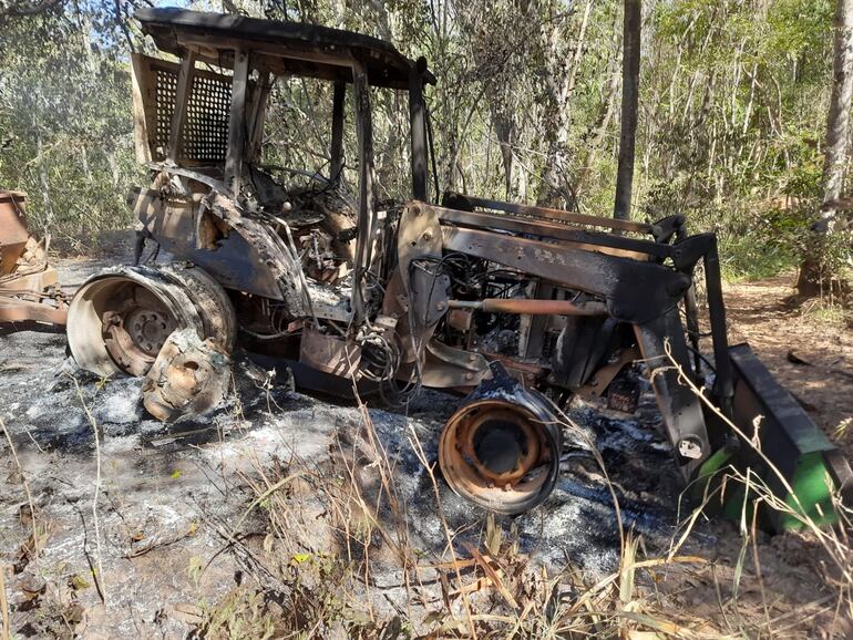 El tractor quemado en Paso Barreto.