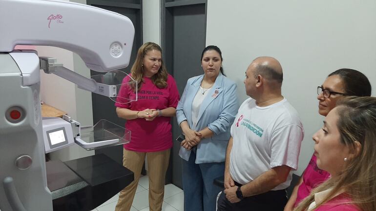 La ministra de Salud, Teresa Barán, visitó el área de imágenes, donde se encuentra uno de los dos mamógrafos recientemente adquirido para el Incan con tecnología tomosintesis.