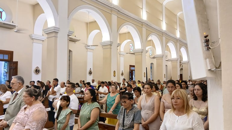 Muchos fieles acudieron en Luque para escuchar la última Misa del año.