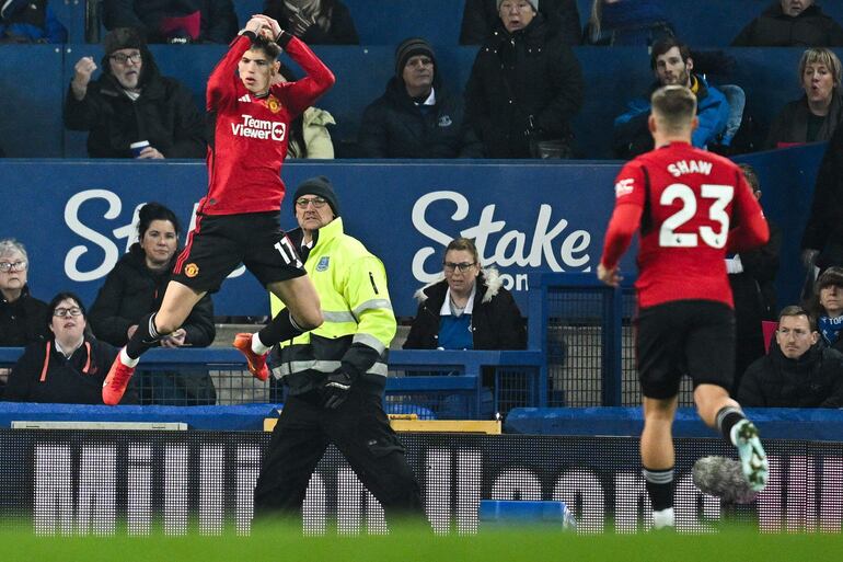 El mediocampista argentino #17 del Manchester United, Alejandro Garnacho, celebra marcar el primer gol de su equipo durante el partido de fútbol de la Premier League inglesa entre Everton y Manchester United en Goodison Park en Liverpool, noroeste de Inglaterra, el 26 de noviembre de 2023.