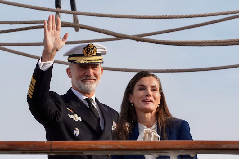 Los reyes Felipe y Letizia despidieron en Cádiz a la princesa de Asturias, Leonor, quien partió en esta embarcación para iniciar la travesía del 97 crucero de instrucción. (EFE/ Román Ríos)
