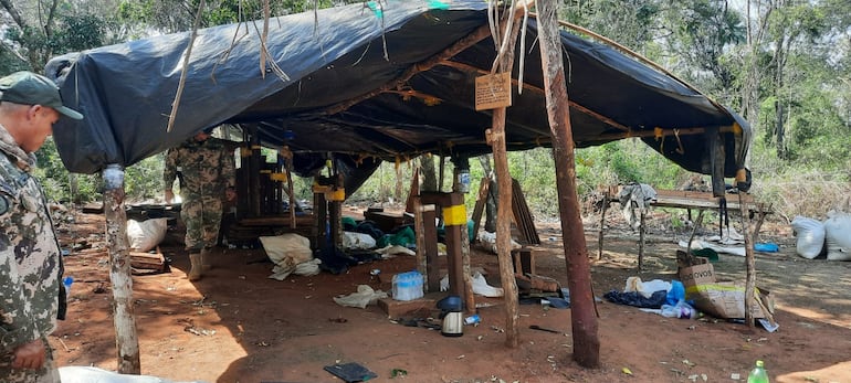 Campamentos usados por los acopiadores de marihuana donde procesan y proceden al prensado de los paquetes.