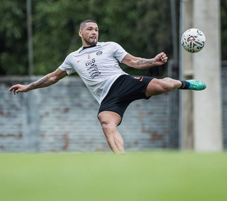 El capitán Richard Ortiz  (34) registra siete títulos con Olimpia, más Copa y Supercopa Paraguay.