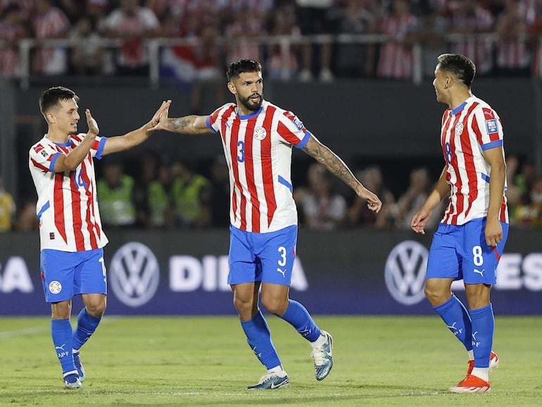 Omar Alderete (c), jugador de la selección de Pargauay, celebra un gol en el partido frente a Argentina por la fecha 11 de las Eliminatorias Sudamericanas 2026 en el estadio Defensores del Chaco, en Asunción, Paraguay.