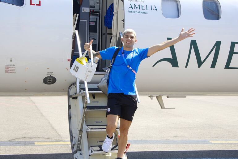 Julio Enciso, jugador de la selección de Paraguay, baja del avió después de aterrizar en la ciudad de Marsella para disputar los cuartos de final de los Juegos Olímpicos París 2024.