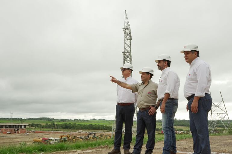 Fotografía de referencia: el presidente de la ANDE (señalando) Félix Sosa.