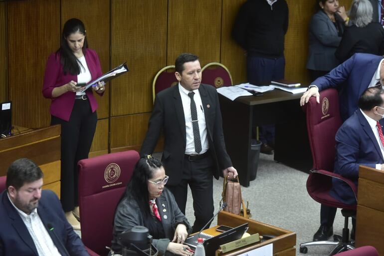 Senador Javier "Chaqueñito" Vera renunció de manera oficial a la Comisión de Asuntos Indígenas.