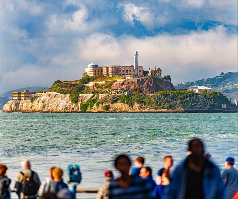 Isla de la prisión de Alcatraz, ahora museo, en la bahía de San Francisco, California, Estados Unidos.