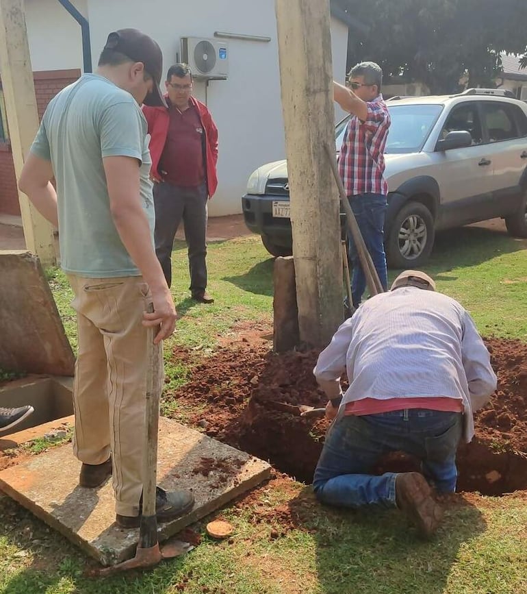 Obreros del Hospital Regional de Caazapá tratan de encontrar el origen de la pérdida de agua para solucionar el problema.