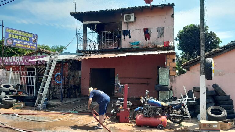 Poca presión del agua impidió la reacción de los propietarios de sofocar el fuego.