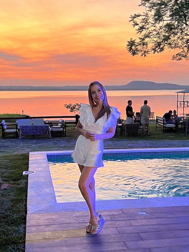 ¡Hermosa cumpleañera! Belén Bogado en un atardecer soñado en San Ber. (Gentileza)