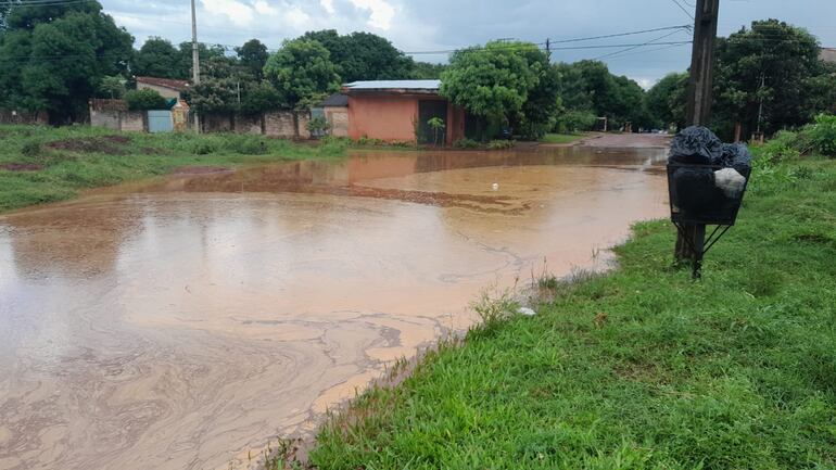 Momento en que el barrio Posta Ybycuá se llena de agua, y las casas quedan bajo agua.