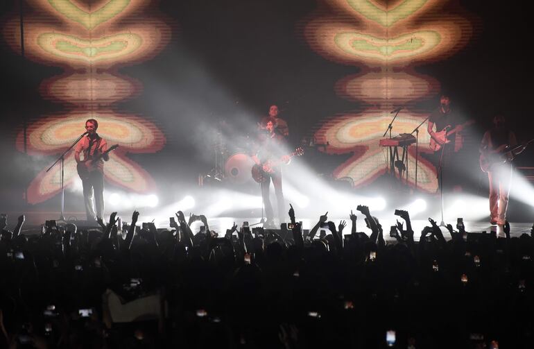 El concierto de Cuarteto de Nos estuvo acompañado por una buena puesta de luces y una pantalla LED con apoyos gráficos un tanto psicodélicos.