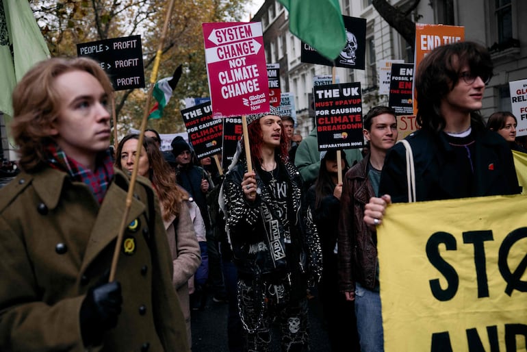 Ciudadanos manifestándose por la justicia climática global y contra el genocidio, Londres, 16 de noviembre de 2024 (Foto: BENJAMIN CREMEL / AFP)