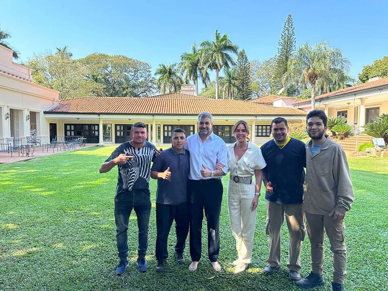 El presidente y la primera dama se tomaron fotografías con sus colaboradores más cercanos.