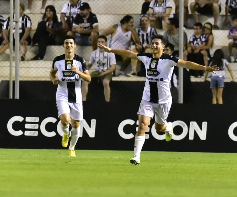 Óscar Ruiz, jugador de Tacuary, celebra un gol en el partido frente a Libertad por la última fecha del torneo Clausura 2023 del fútbol paraguayo en el estadio La Huerta, en Asunción.