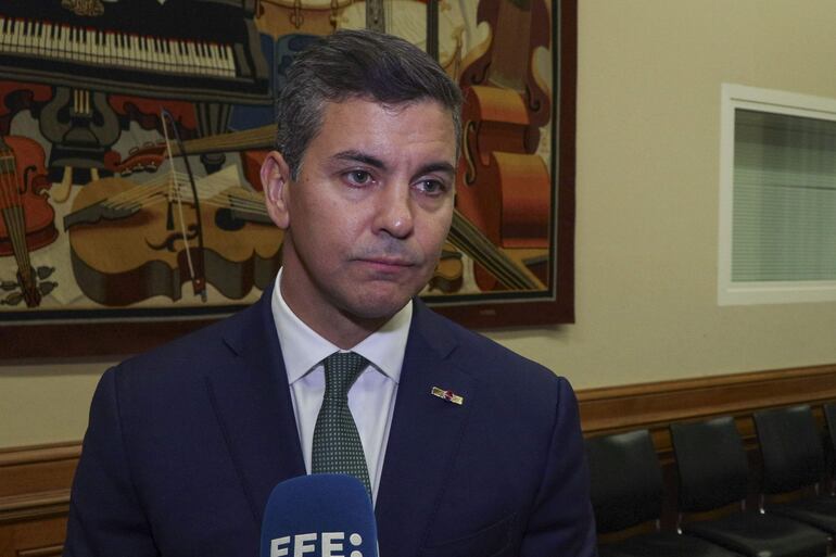 El presidente de Paraguay, Santiago Peña, hace declaraciones a EFE tras presentar este lunes a los órganos directivos de la Organización para la Cooperación y el Desarrollo Económico (OCDE) su intención de que su país pueda adherirse como miembro durante su mandato, que finaliza en agosto de 2028.