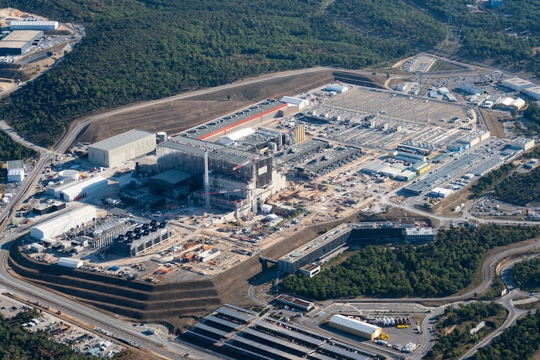 Provenza, Francia. Vista aérea del sitio del reactor nuclear ITER, Organización Internacional de Energía de Fusión, instituto de investigación de energía atómica Cadarache.