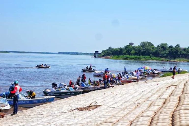 Cientos de competidores participan de la competencia internacional de pesca en la ciudad de Pilar.