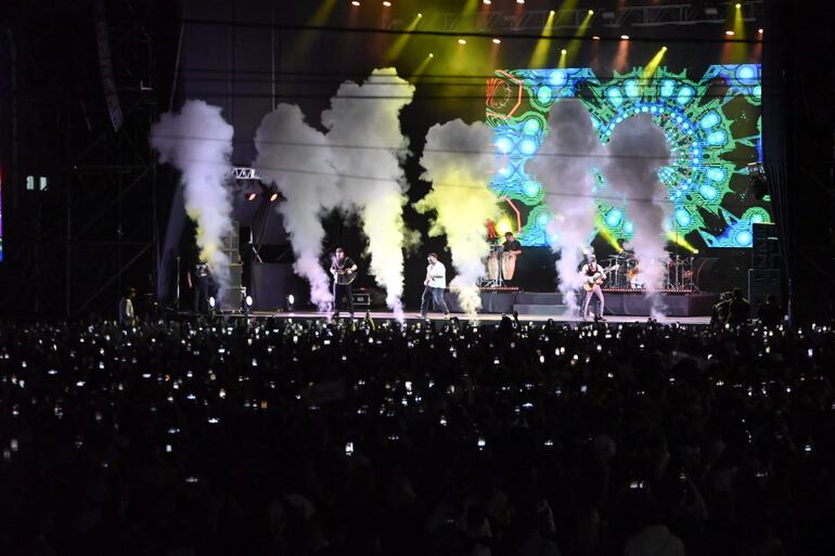 El Grupo Frontera en el escenario del festival Asunciónico.