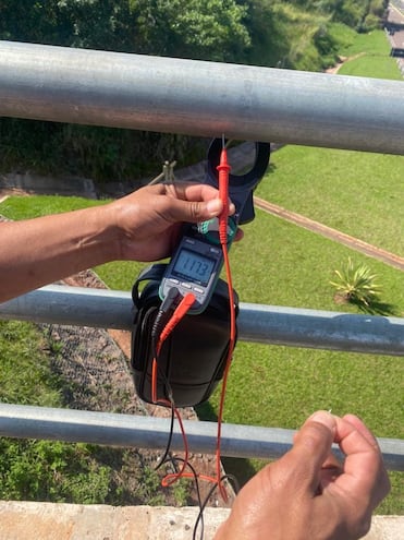 Técnicos habían detectado que las barandas y postes de la costanera tenían electricidad