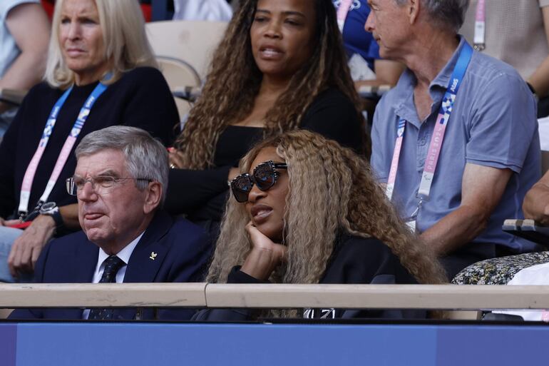 La extenista estadounidense Serena Williams y el presidente del Comité Olímpico Internacional, Thomas Bach, entre el público asistente a la final individual masculina de tenis de los Juegos Olímpicos de París 2024. (EFE/Juanjo Martín)
