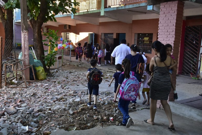 Pedazos de hierro de muebles rotos y el piso reventado reciben a los alumnos de la escuela Federico Cháves en su primer día de clases.