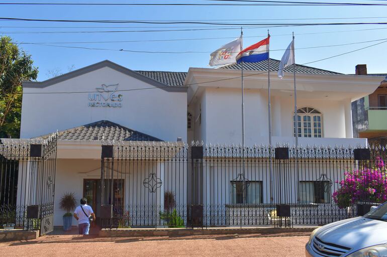 Fachada del rectorado de la Universidad Nacional de Villarrica del Espíritu Santo (UNVES).