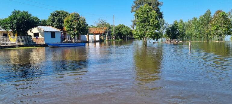 Mas familias están evacuando sus viviendas en Villa Florida, Misiones.