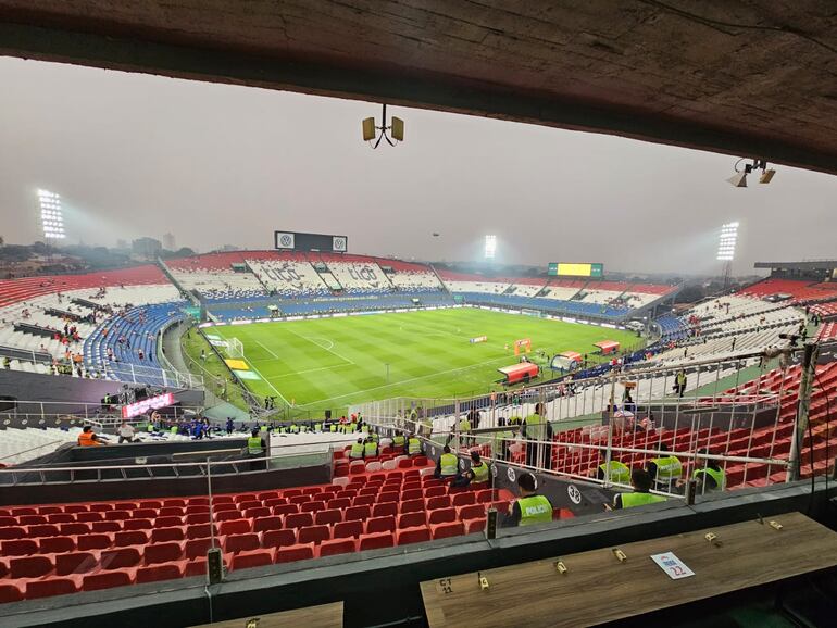 El estadio Defensores del Chaco en la previa del partido de la selección de Paraguay vs. Brasil por las Eliminatorias Sudamericanas 2026.