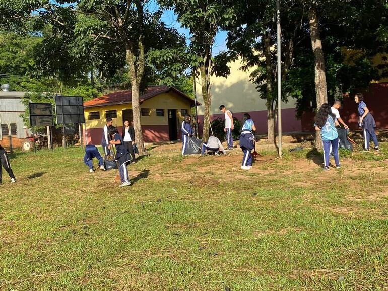 Intensifican campaña de limpieza en Caraguatay.