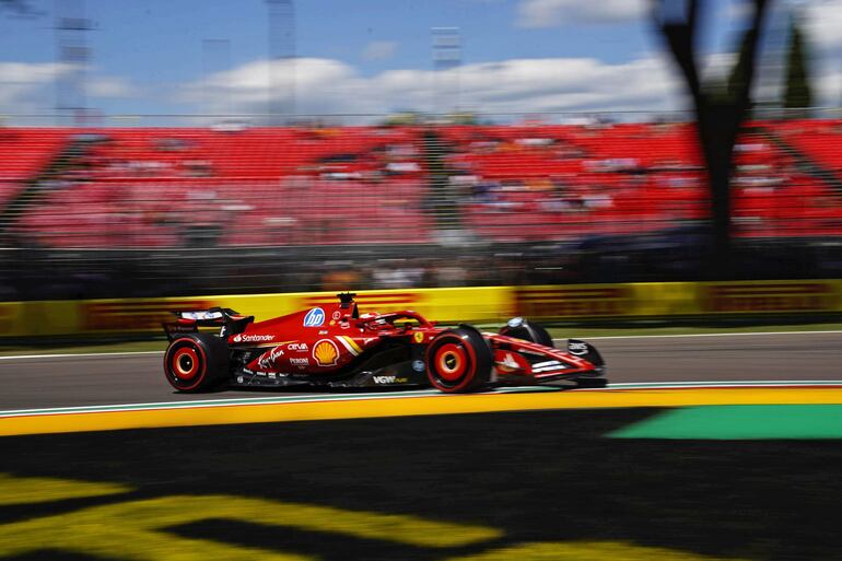 El Ferrari del piloto monegasco Charles Leclerc durante el primer ensayo libre del Gran Premio de Emilia-Romagna, la séptima fecha del Mundial 2024 de la Fórmula 1 en el circuito de Imola, en Italia.