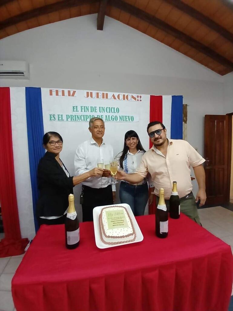 Los jubilados Digna González, Ignacio García y Elva Fleitas brindan con el intendente local Gustavo Peñayo Arce (ANR).