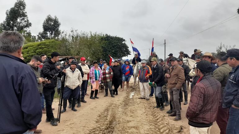 Pobladores de la compañía de Valle Apu'a, distrito de Pilar, se manifestaron por segunda vez para reclamar a las autoridades soluciones definitivas en cuanto a caminos y puentes.