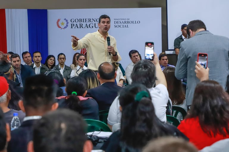 Santiago Peña (c) asistió ayer a un conversatorio con varias organizaciones sociales. Fue  en la Quinta Ykua Satí.