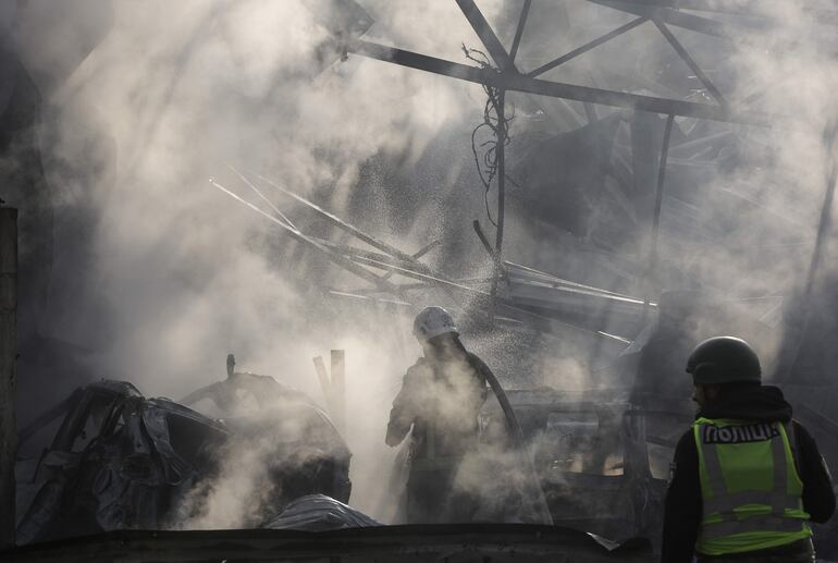 Rescatistas trabajan en el sitio de un bombardeo en una zona residencial de Kiev, Ucrania, el pasado 21 de septiembre.