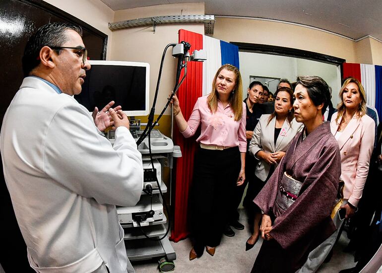 El doctor Gustavo Campos con autoridades del Ministerio de Salud Pública y Japón. 