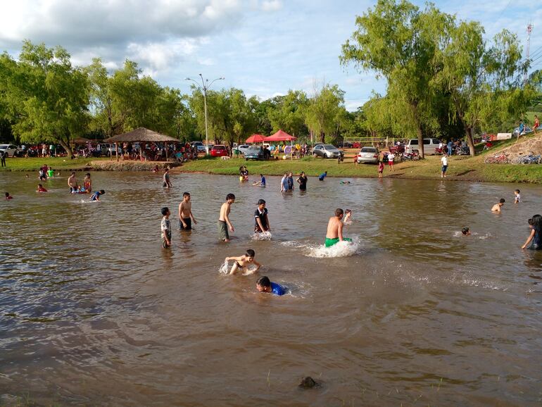 El balneario Tapiracuai es el sitio más visitado por los turistas en esta época del año