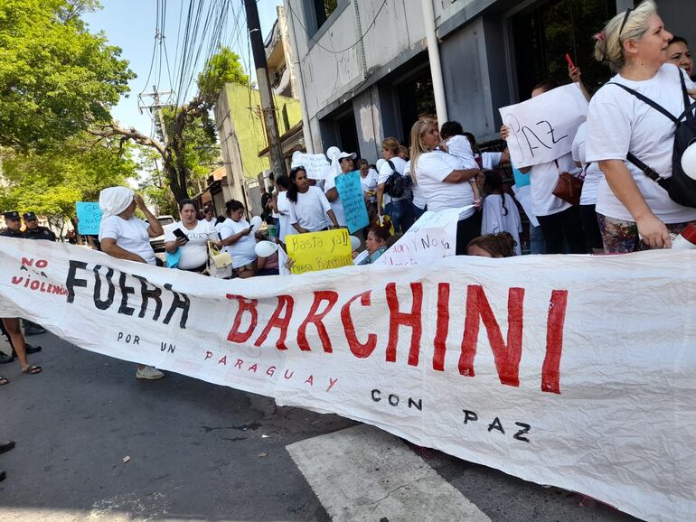 Manifestación de familiares de internos de Tacumbú frente al Ministerio de Justicia.