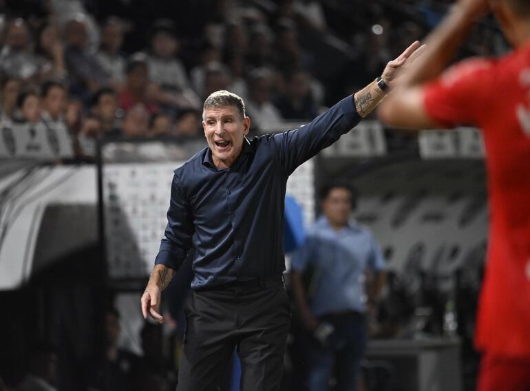 El argentino Martín Palermo, entrenador de Olimpia, en un partido frente a Sportivo Ameliano por la fecha 15 del torneo Apertura 2024 del fútbol paraguayo en el estadio Osvaldo Domínguez Dibb, en Asunción, Paraguay.